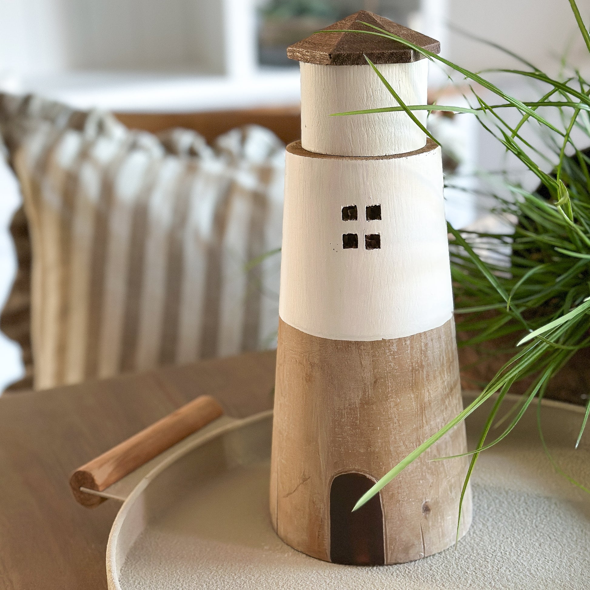 Große weiße Leuchtturm Holz Dekofigur von Wohnen auf dem Land, 30cm hoch, natürliche Holzoptik, dekoratives Meer- und Leuchtensymbol