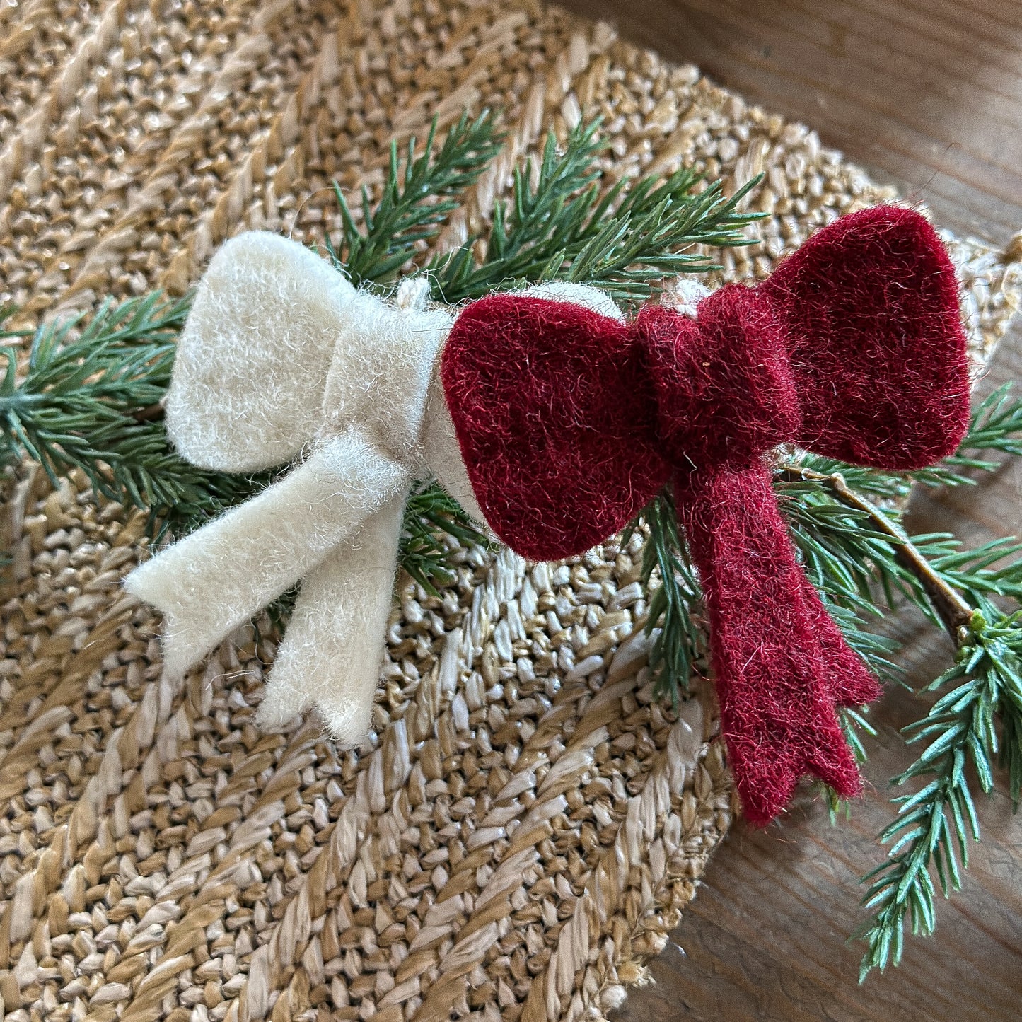 Anhänger Mini Schleifen "Lys & Rød" Filz Weiß Rot 2er Set
