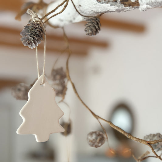Aufhänger Deko Tannenbaum "Lykke" Keramik weiß