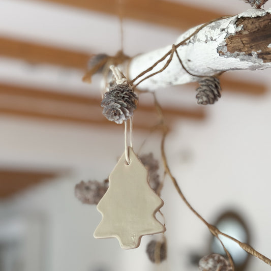Aufhänger Deko Tannenbaum "Lykke" Keramik grau beige