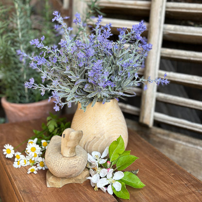Künstlicher Lavendelzweig in Violett, 27 cm, aus dem Sortiment von Wohnen auf dem Land, detailreiche Pflanzen-Deko.