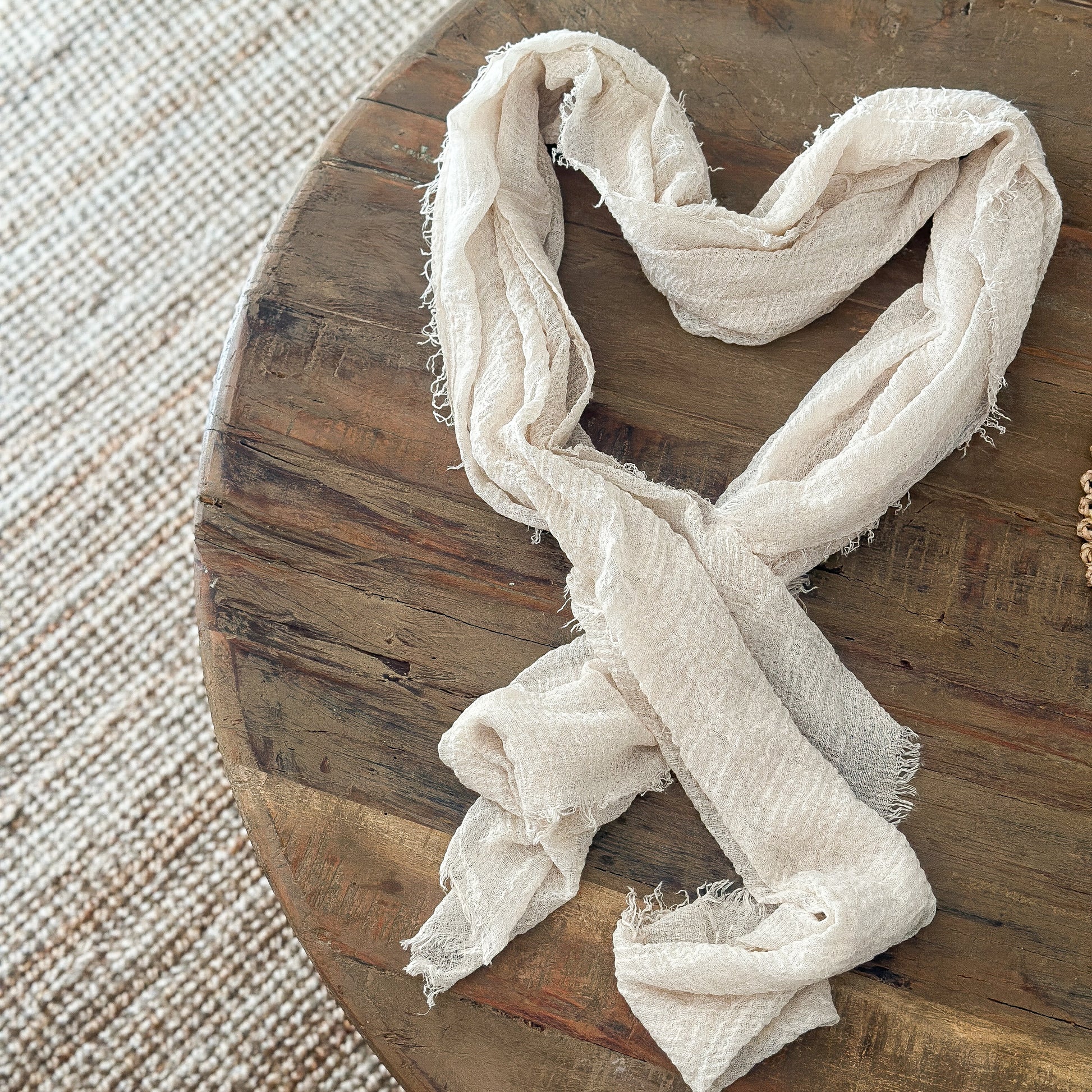 Weicher, schlichter Wollschal in zwei Farben, 200 cm lang, von Wohnen auf dem Land, liegt flach auf einem weißen Hintergrund.