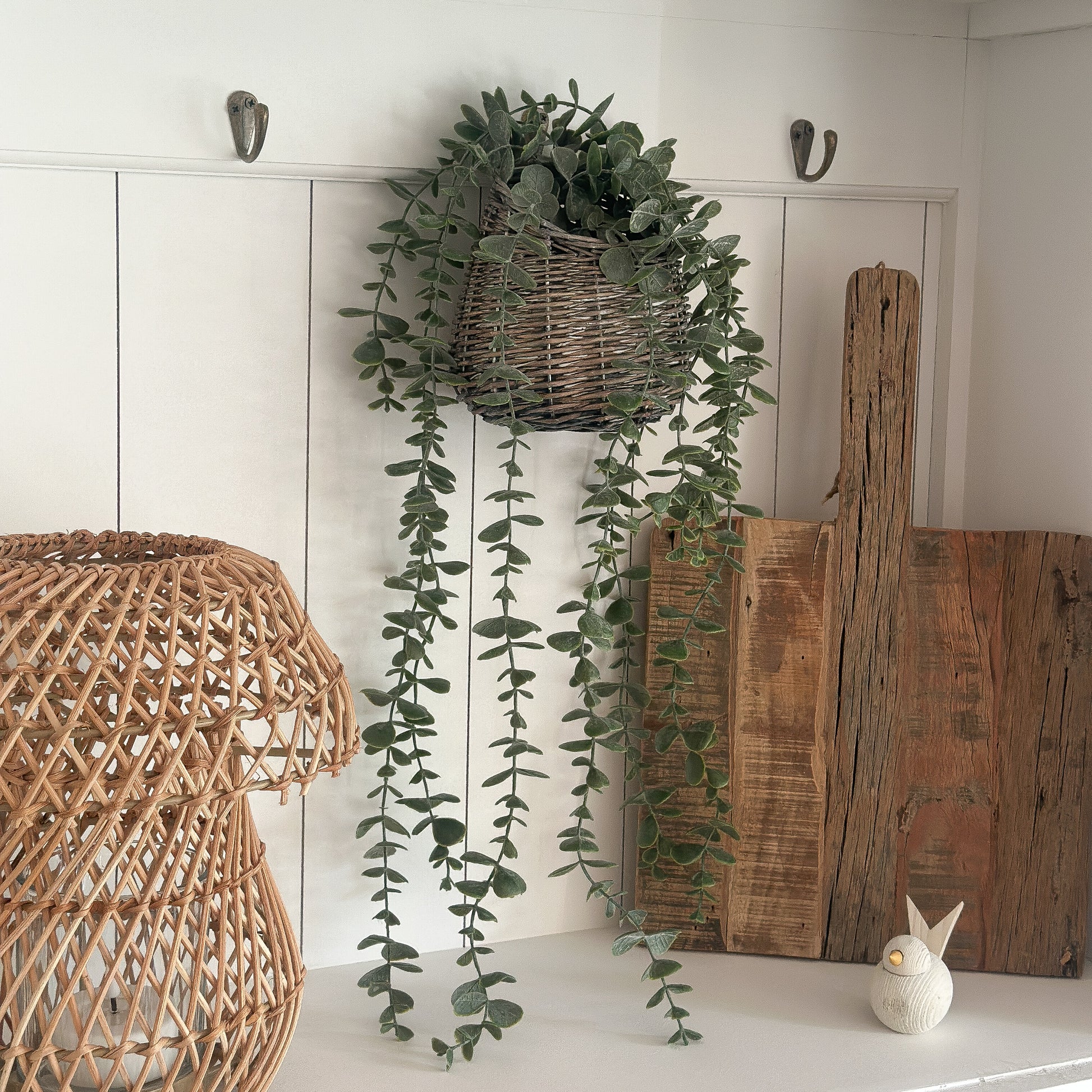 Künstliche Eukalyptus im 50cm Rattan-Korb zum Hängen, naturgetreu, dekorative Kunstpflanze von Wohnen auf dem Land