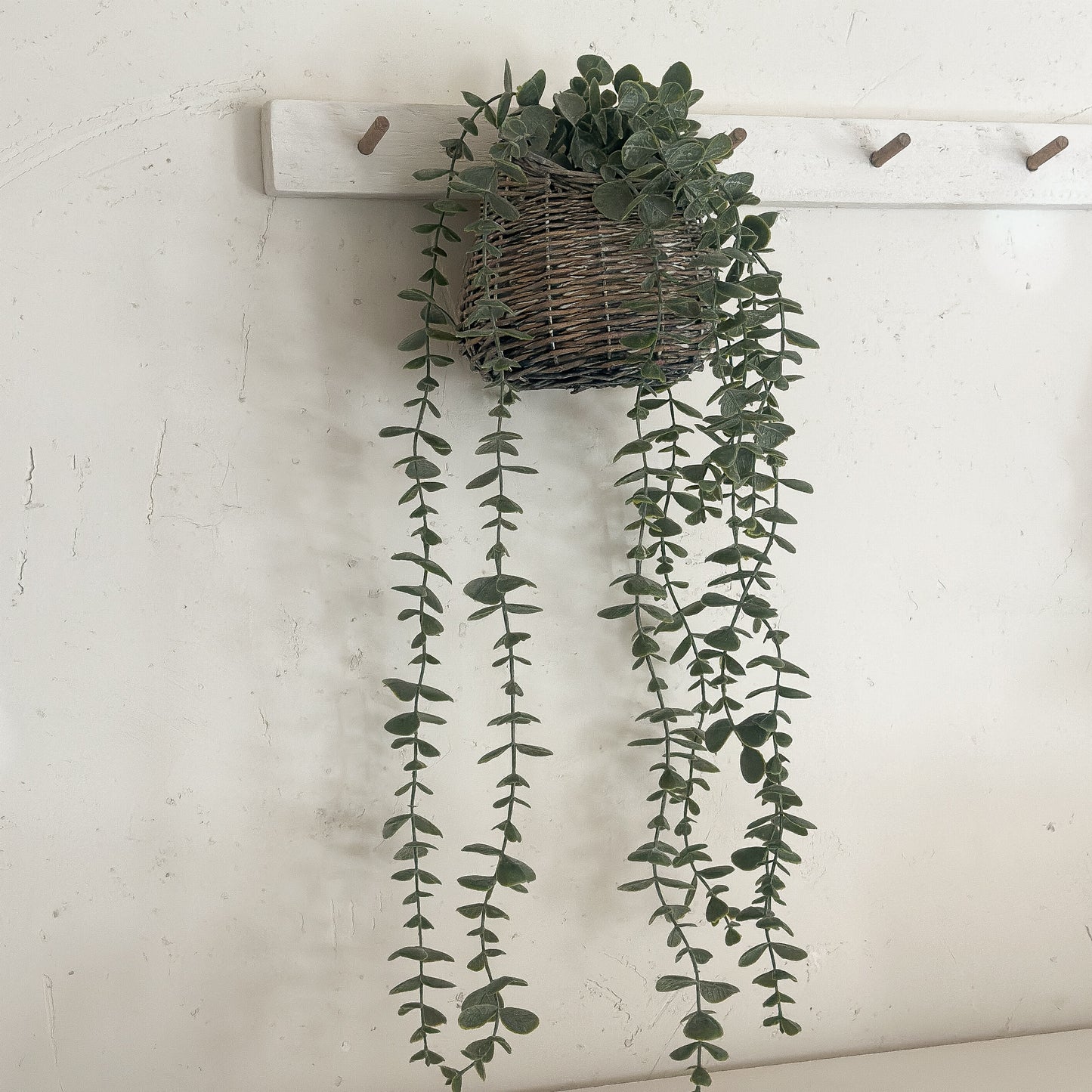 Künstliche Eukalyptus im Rattan-Hängkorb, 50cm, dekorative Kunstpflanze für Wohnräume, von Wohnen auf dem Land