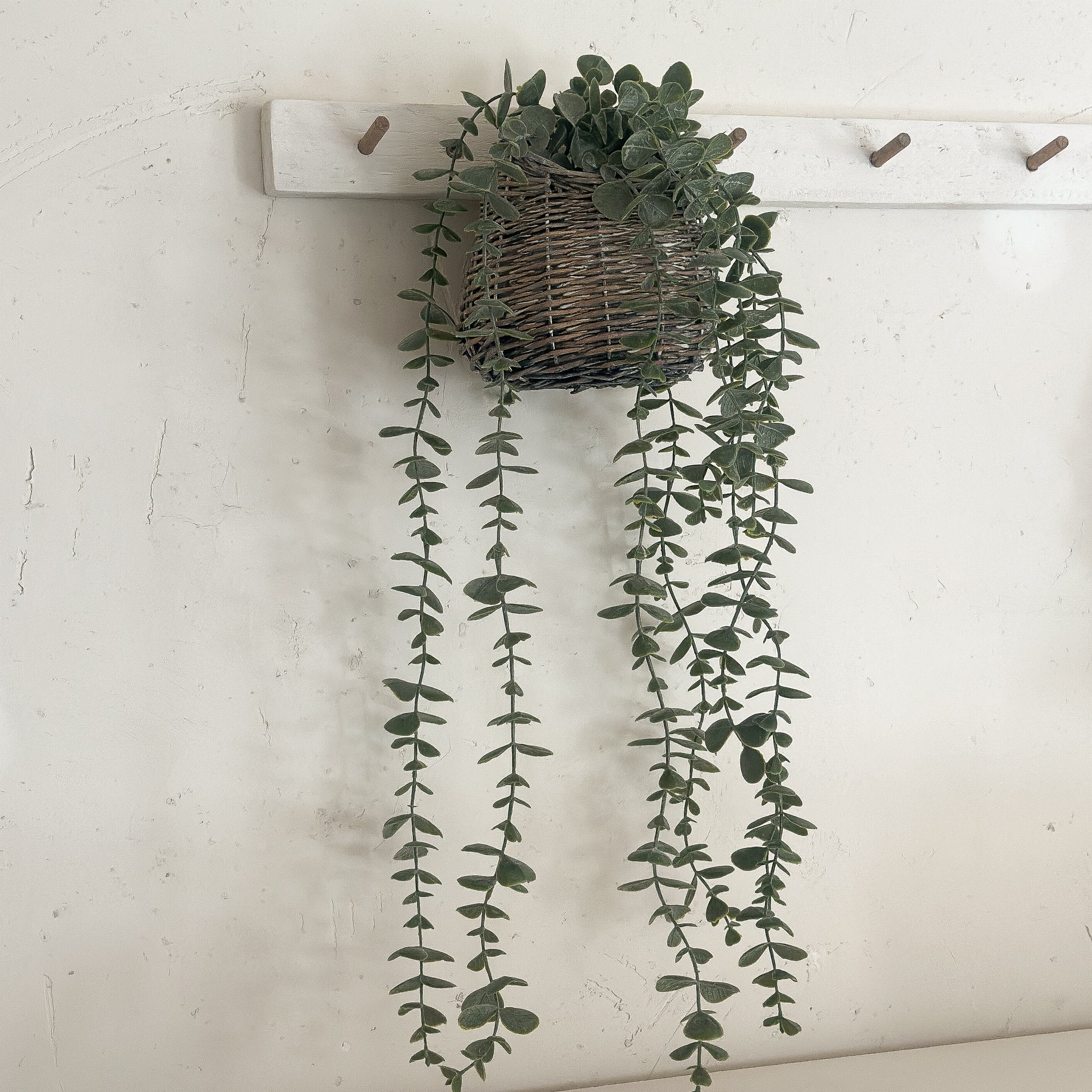 Künstliche Eukalyptus im Rattan-Hängkorb, 50cm, dekorative Kunstpflanze für Wohnräume, von Wohnen auf dem Land