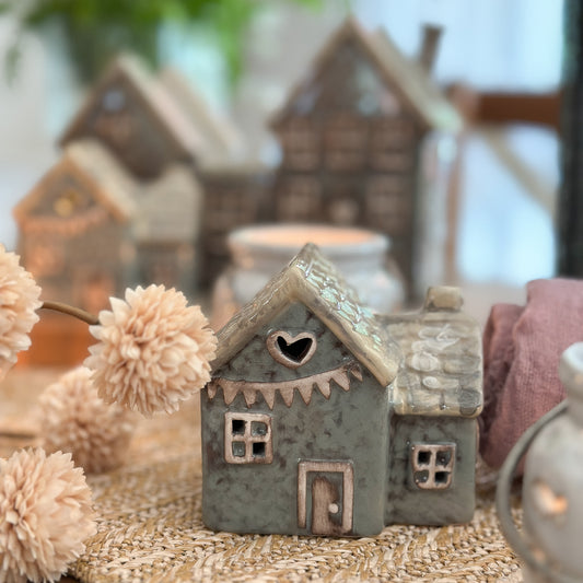 Grünes Keramik-Dekohaus mit LED-Beleuchtung, Clayre & Eef Lichtdeko, 8x6x8cm, detailreiche Gestaltung, ideales Dekorstück