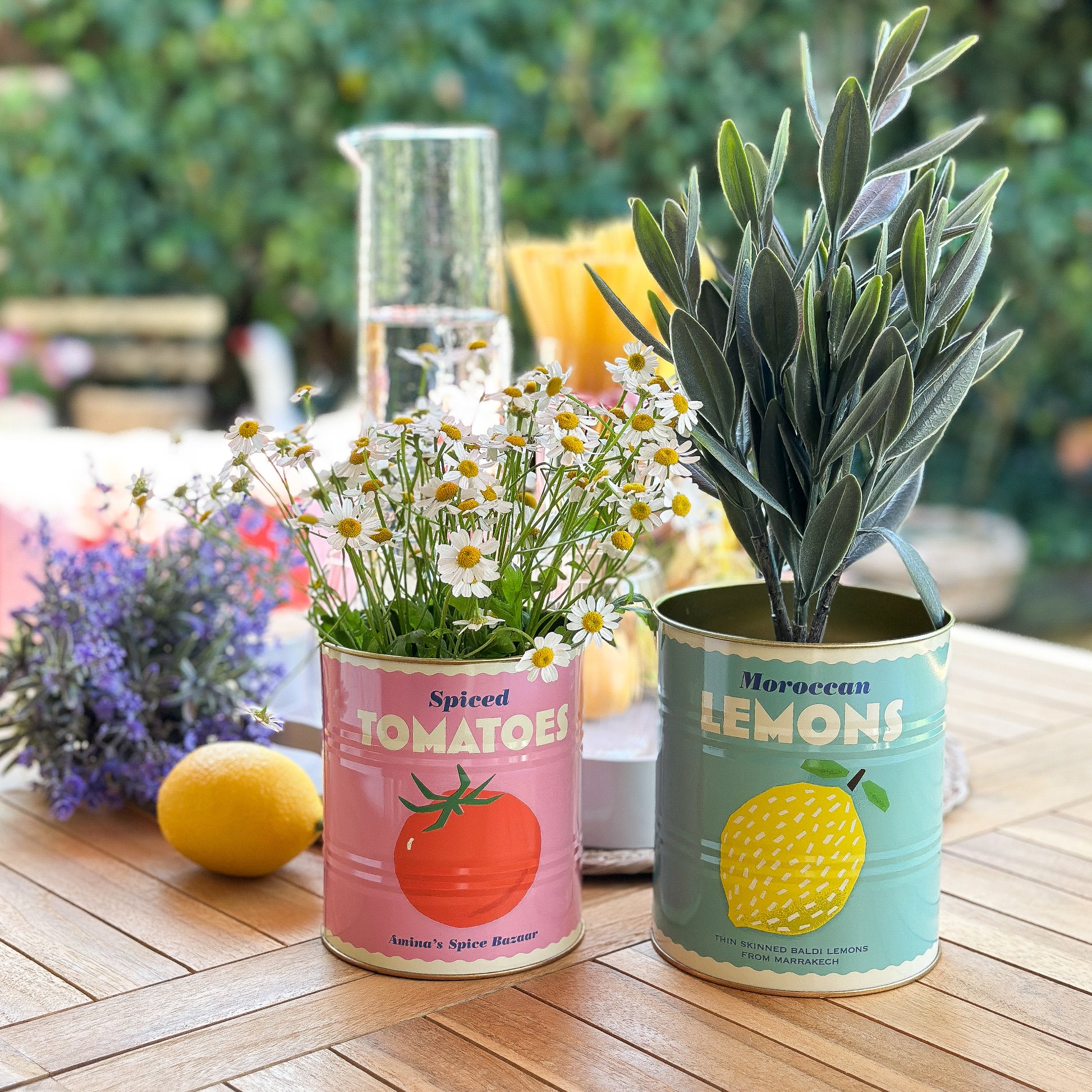 Zwei dekorative Metall-Aufbewahrungsdosen "Lemon and Tomato" von Rex London, mit gelben Zitronen- und roten Tomatenmotiven.