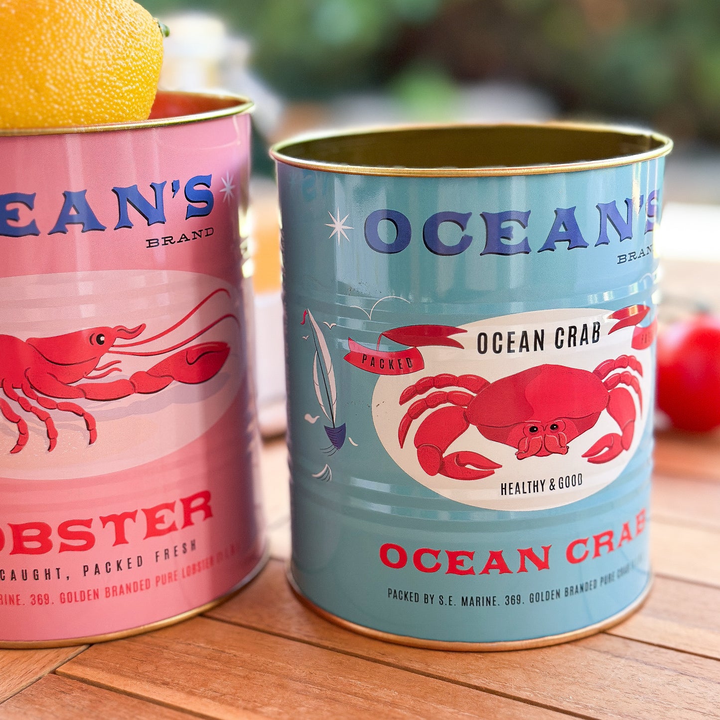 Zwei metallische Deko-Dosen "Ocean's Brand" von Rex London, dekorative Aufbewahrungsdosen im maritimen Stil.