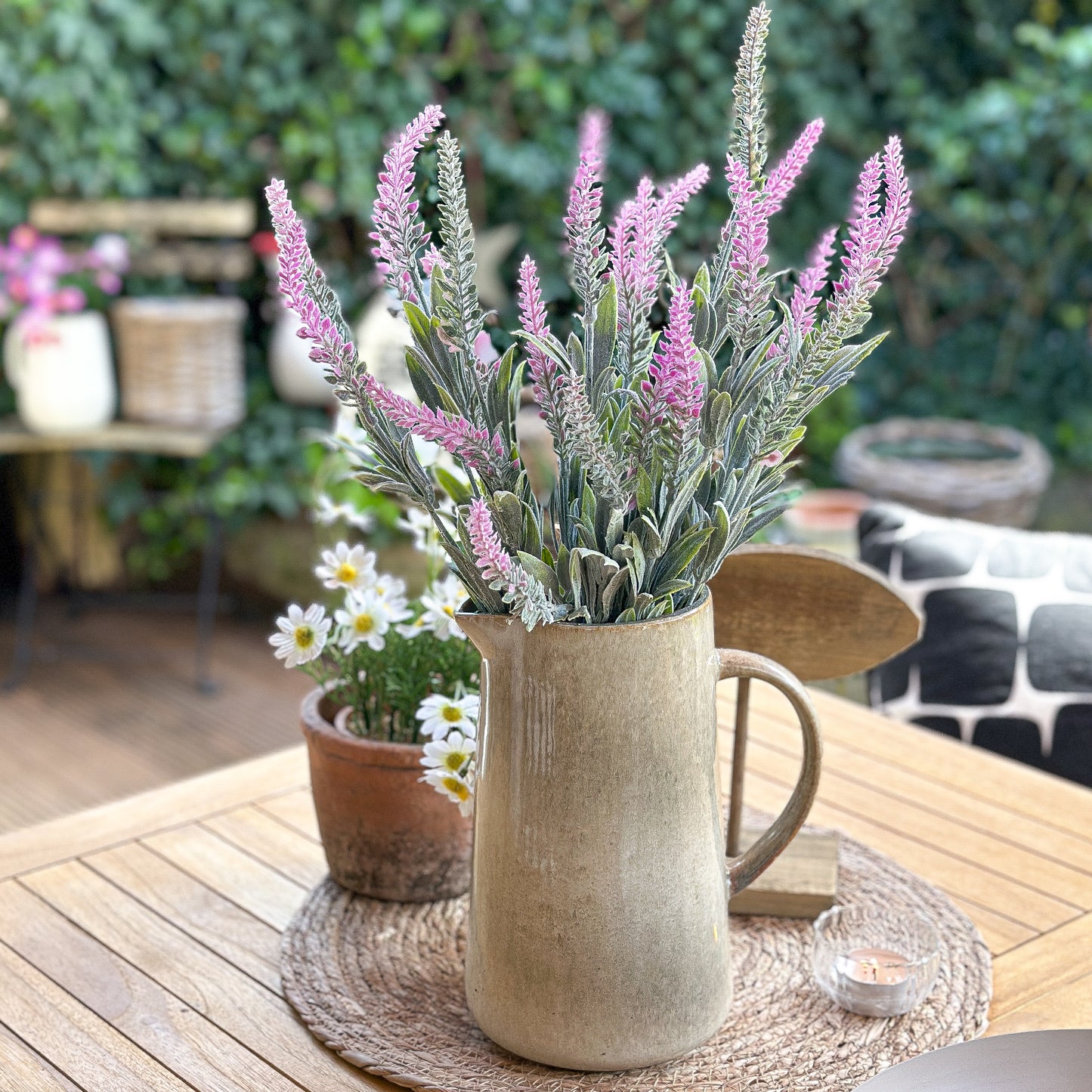 Künstlicher Lavendelzweig in 2 Farben, 47 cm lang, von Wohnen auf dem Land, mit realistischen Blüten und grünen Blättern