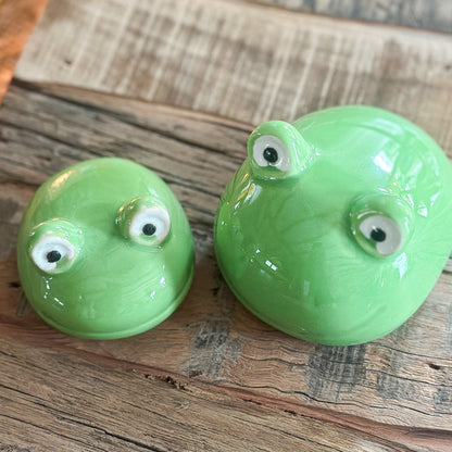 Grüne Porzellan-Schwimmfrösche "Quak" Dekofiguren im 2er Set von Wohnen auf dem Land, detailreiche Frosch-Dekoration