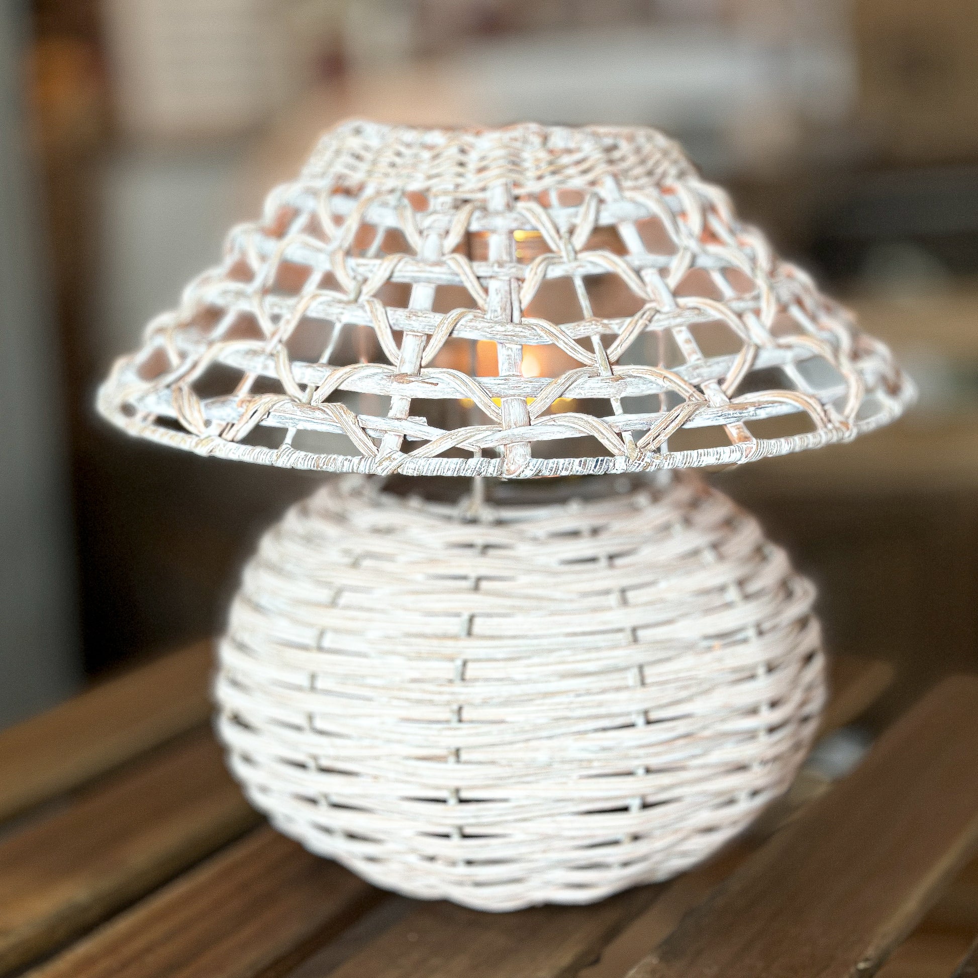 Windlicht Kerzenhalter „Kelsie“ Korb Natur Weiß 24cm - Wohnen auf dem Land