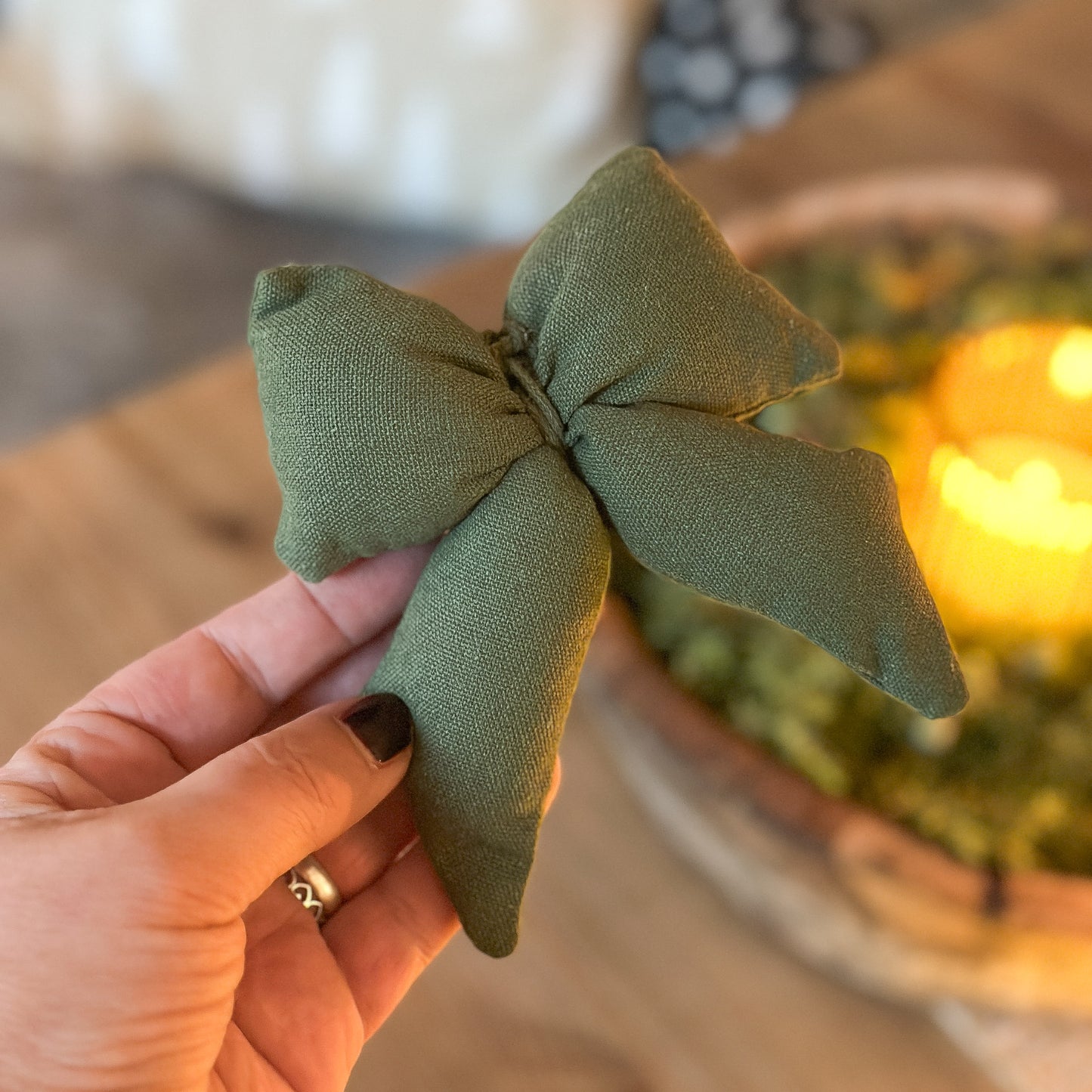 Schleife Deko zum Hängen "Scandi Bow" Stoff Rot oder Grün - Wohnen auf dem Land