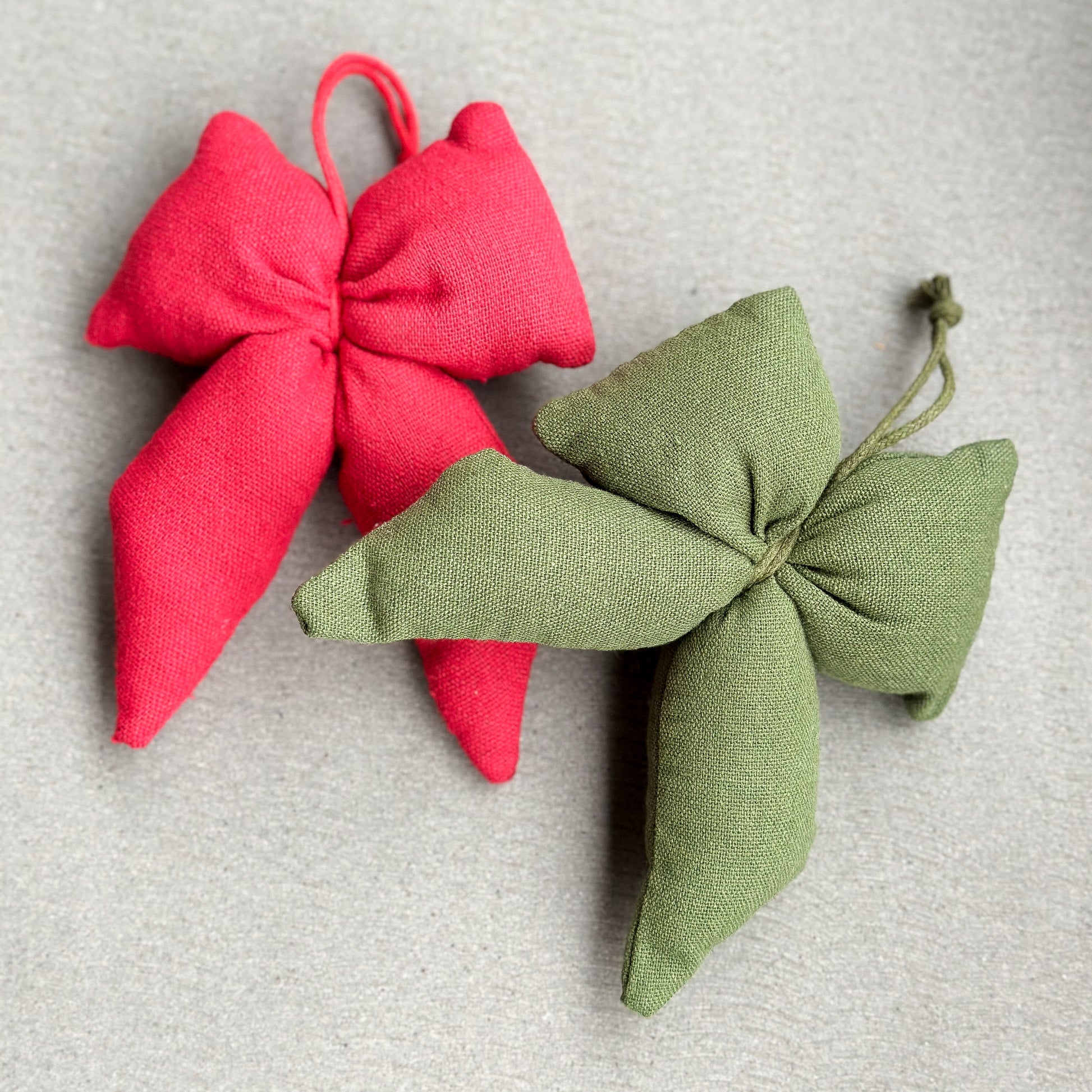 Schleife Deko zum Hängen "Scandi Bow" Stoff Rot oder Grün - Wohnen auf dem Land