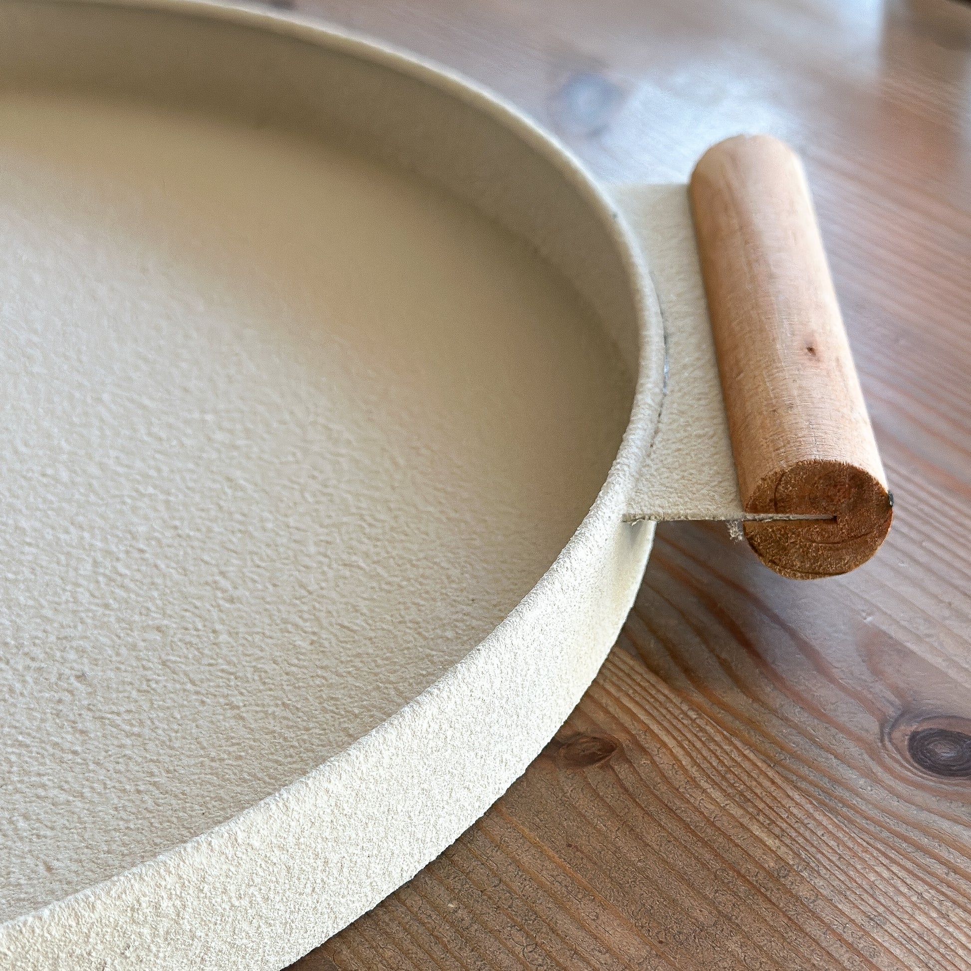 Rundes Tablett "Vika" von Wohnen auf dem Land mit Holzgriffen, Metall, beige, Durchmesser 36 cm, dekorativ auf einem Tisch.