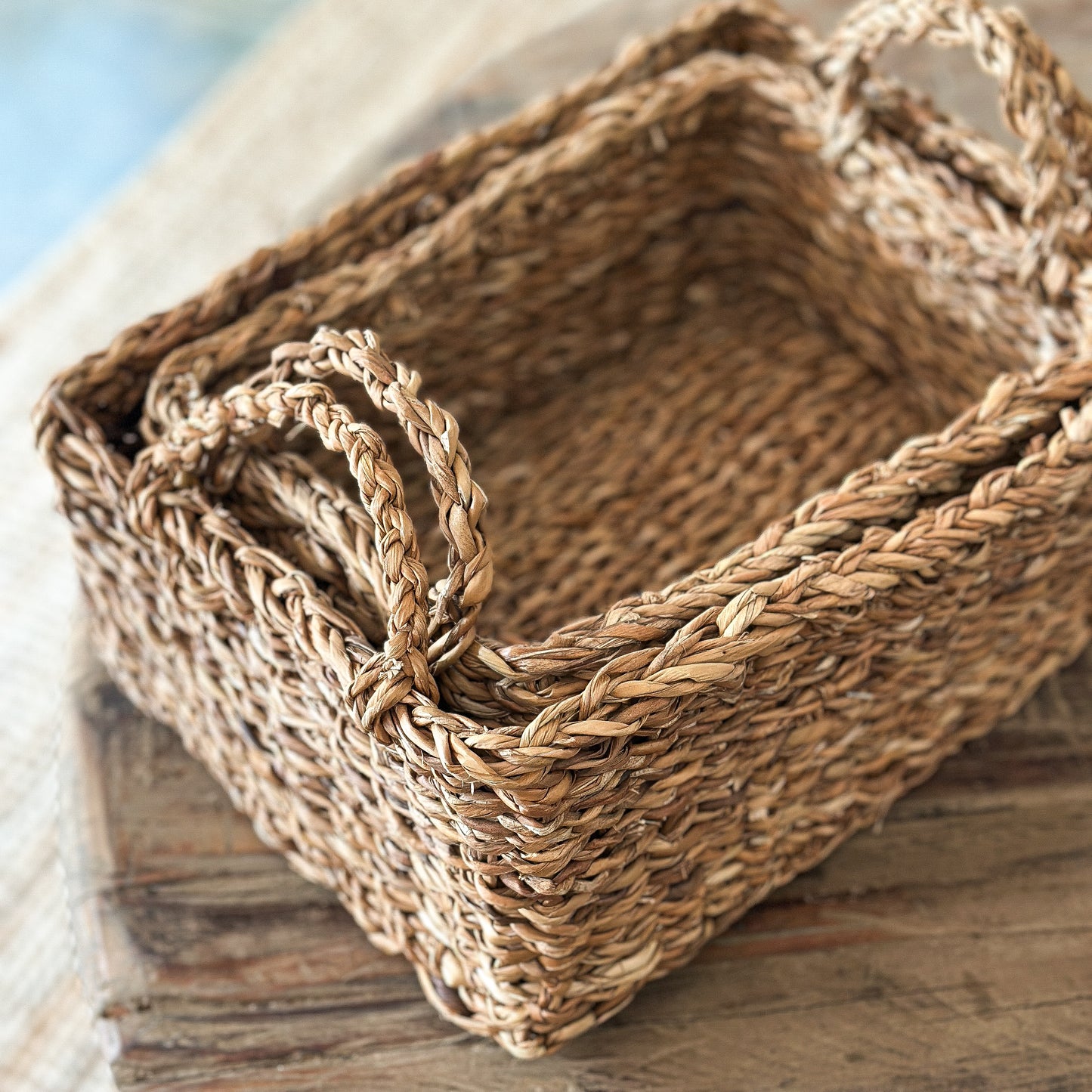 Zwei natürliche Seegras-Körbe "Morella" im 2er Set von Wohnen auf dem Land, handgefertigt, dekorativ und praktisch.