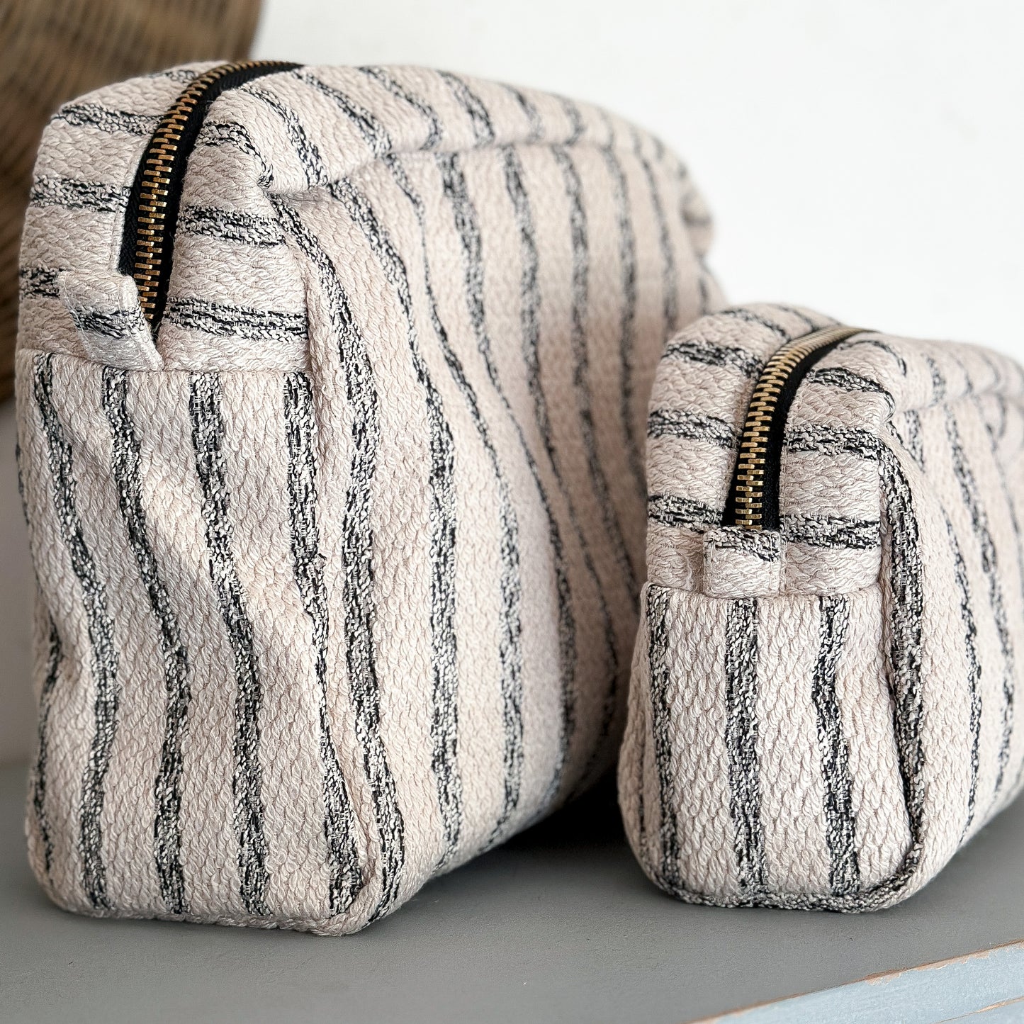 Zwei Kulturbeutel "Nador" Sand Mix von Wohnen auf dem Land, stilvolle Taschen für Reise- und Badezimmerutensilien, Nahaufnahme