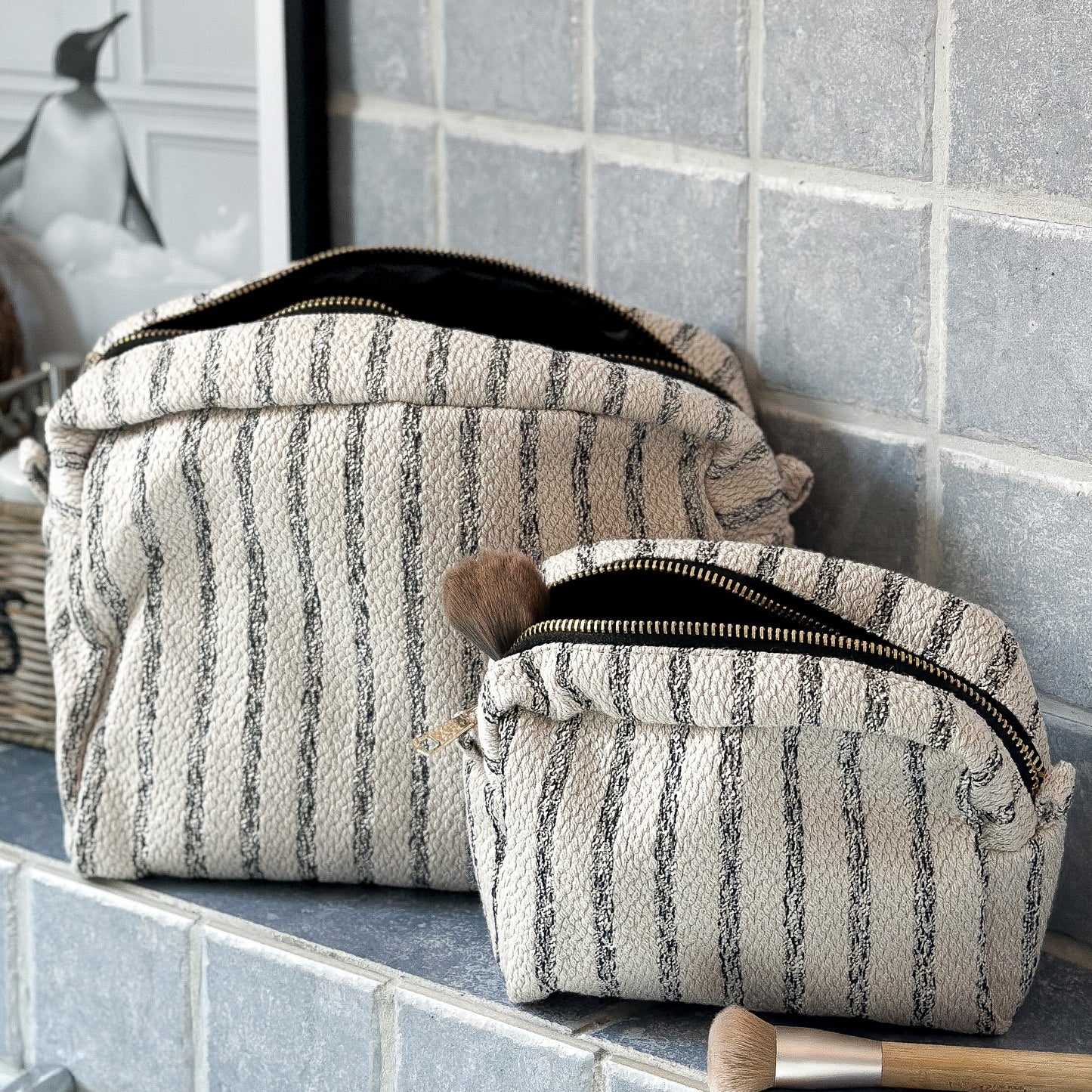 Zwei Kulturbeutel "Nador" Sand Mix im 2er-Set von Wohnen auf dem Land, stilvolle Taschen für unterwegs, aus robustem Material.