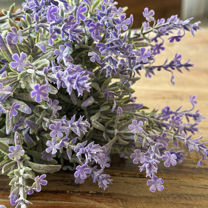 Künstlicher Lavendelzweig in Violett, 27 cm lang, von Wohnen auf dem Land, realistische Pflanze für Dekoration.