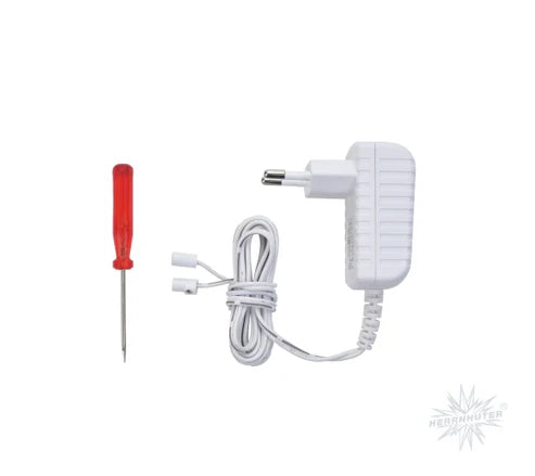 Weißes Netzgerät für Herrnhuter Stern A1e, 1000mA, von Die Edelweissen, zeigt das Zubehör mit Kabelanschluss