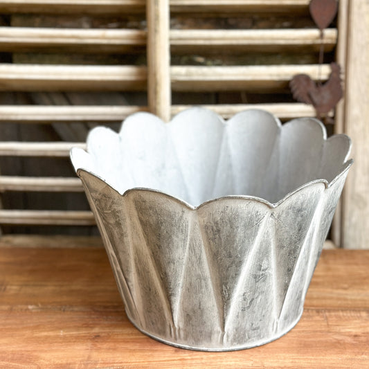 Vintage Zink-Pflanzgefäß von Wohnen auf dem Land, 26x17cm, mit dekorativem, rostigem Zinkdesign für Garten oder Balkon.