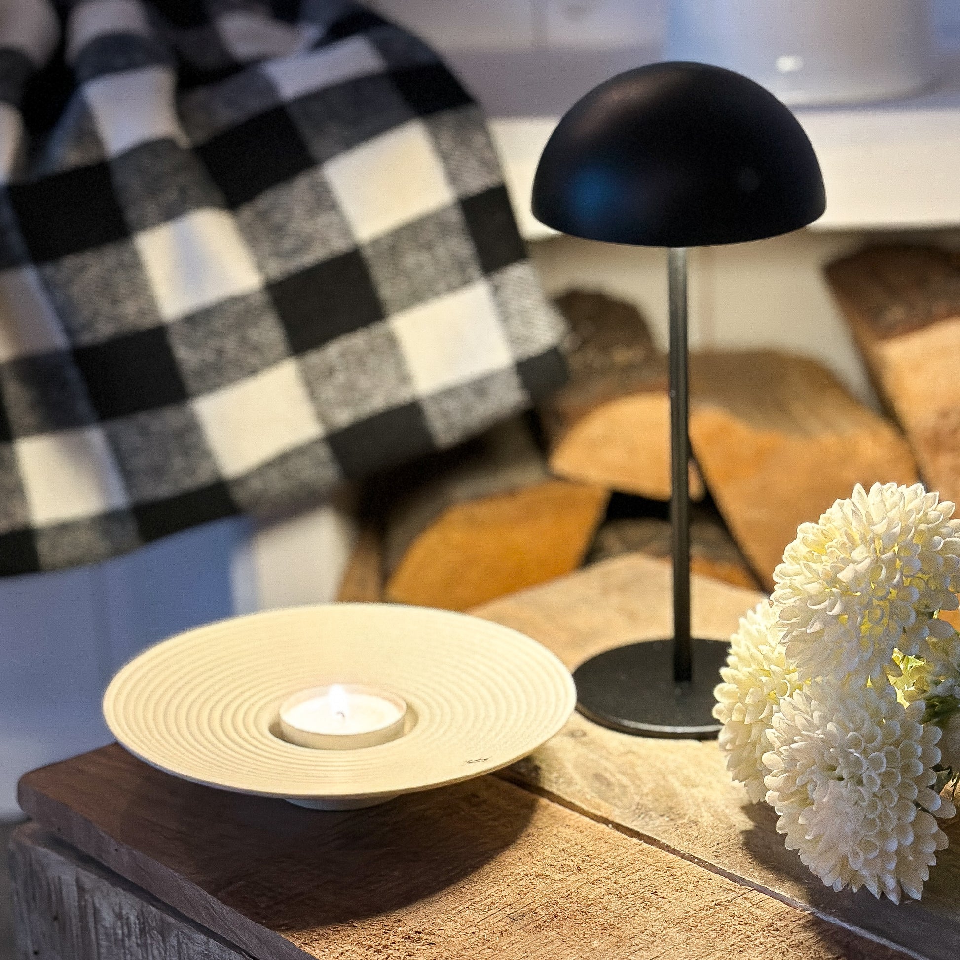 Schwarze LED-Tischleuchte "Clara Noir" von Anna's Collection, 22cm hoch, mit Touch-Bedienung, modernes Design, ideal für den Tisch.