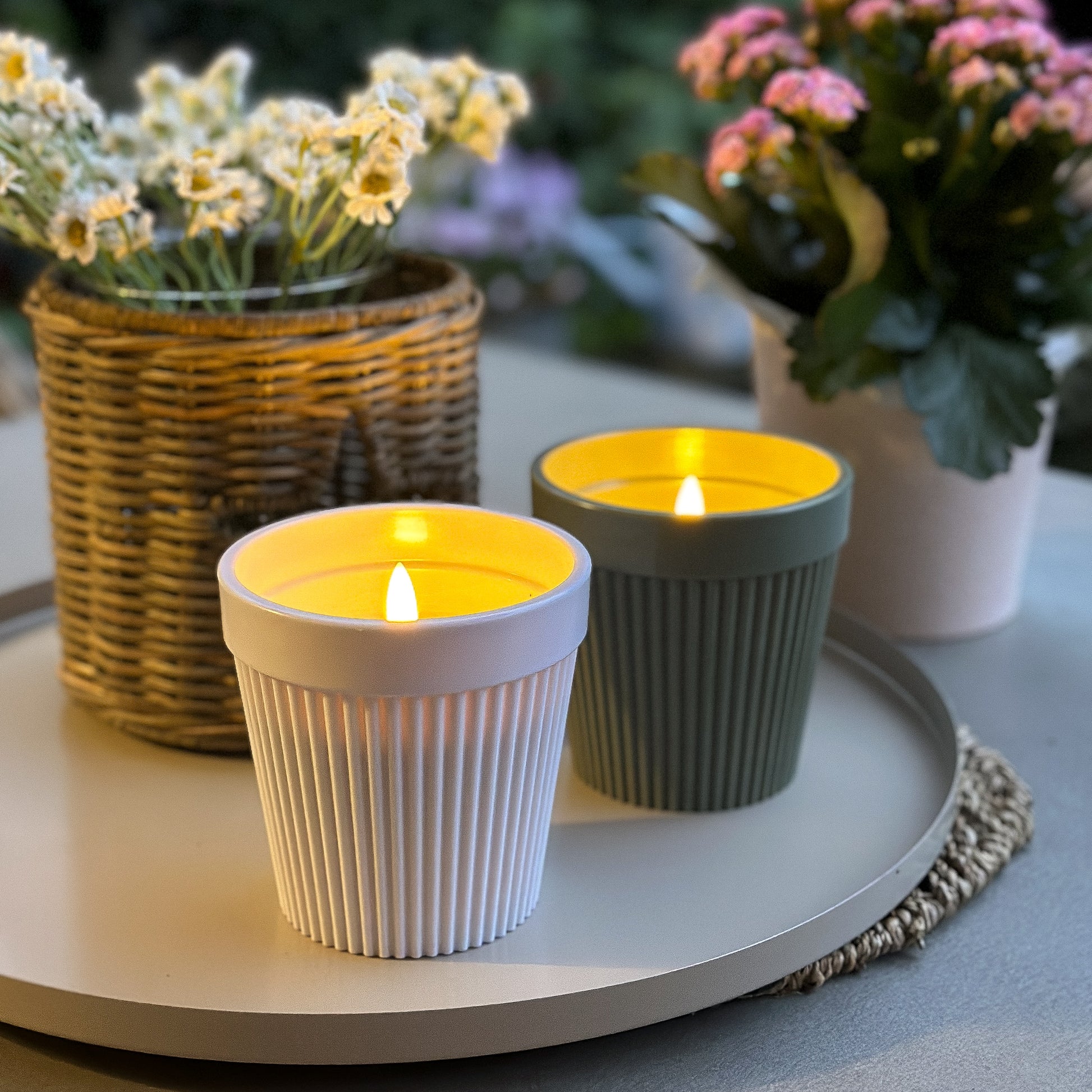 Weiße LED-Kerze im Topf von Anna's Collection, "Garden Glow", mit Outdoor-Timer und zwei Farboptionen.