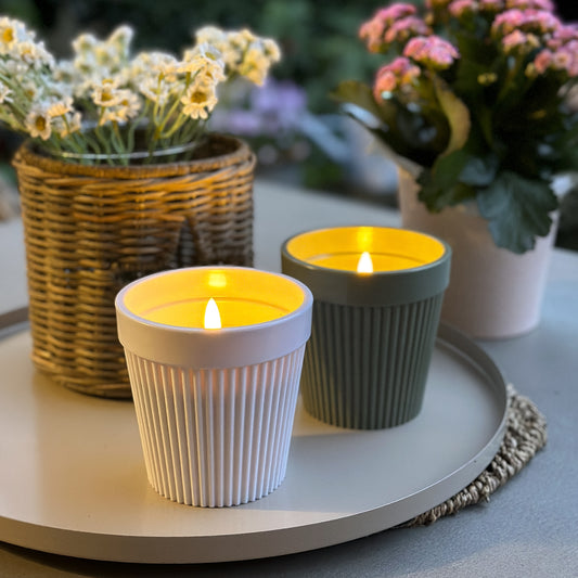 Weiße LED-Kerze im Topf von Anna's Collection, "Garden Glow", mit Outdoor-Timer und zwei Farboptionen.