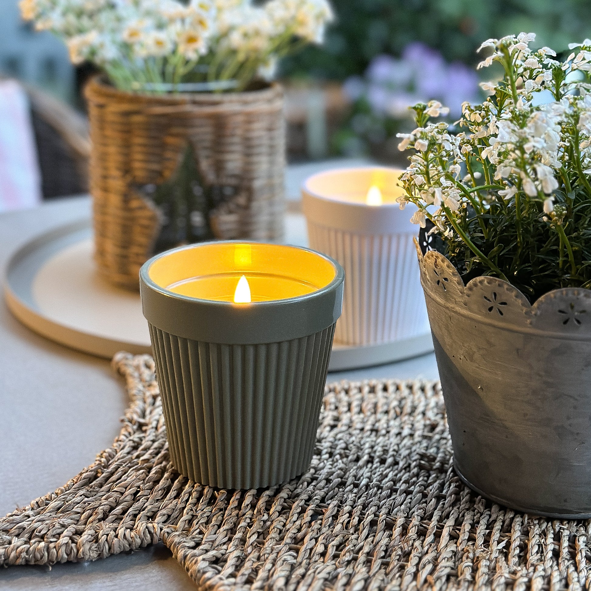 Weiße LED-Kerze im Topf mit Garten-Glow-Design, inklusive Outdoor-Timer, von Anna's Collection, in zwei Farben.