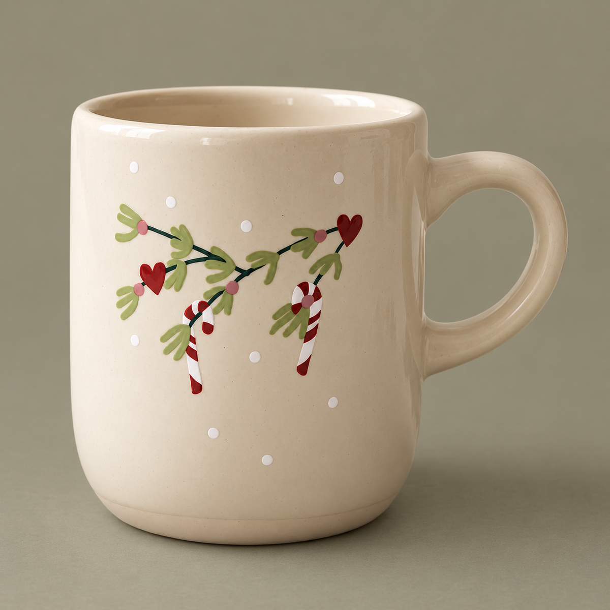 Becher „Julefred“ Zuckerstangen Creme 9,5cm vor ruhigem kontrastierendem Hintergrund