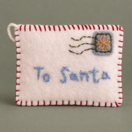 Filz-Briefanhänger Weihnachtspost mit gesticktem Schriftzug To Santa vor gedecktem olivgrauem Hintergrund.