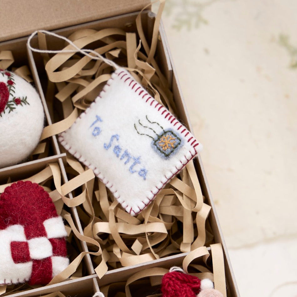 Bestickter Filzbrief To Santa in einer weihnachtlichen Dekorationsschachtel – Herstelleraufnahme.