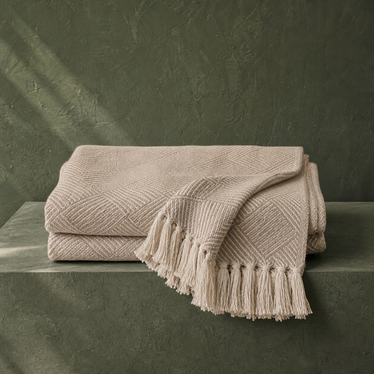 Plaid Decke Bursa Taupe auf kontrastreichem Hintergrund
