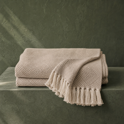 Plaid Decke Bursa Taupe auf kontrastreichem Hintergrund