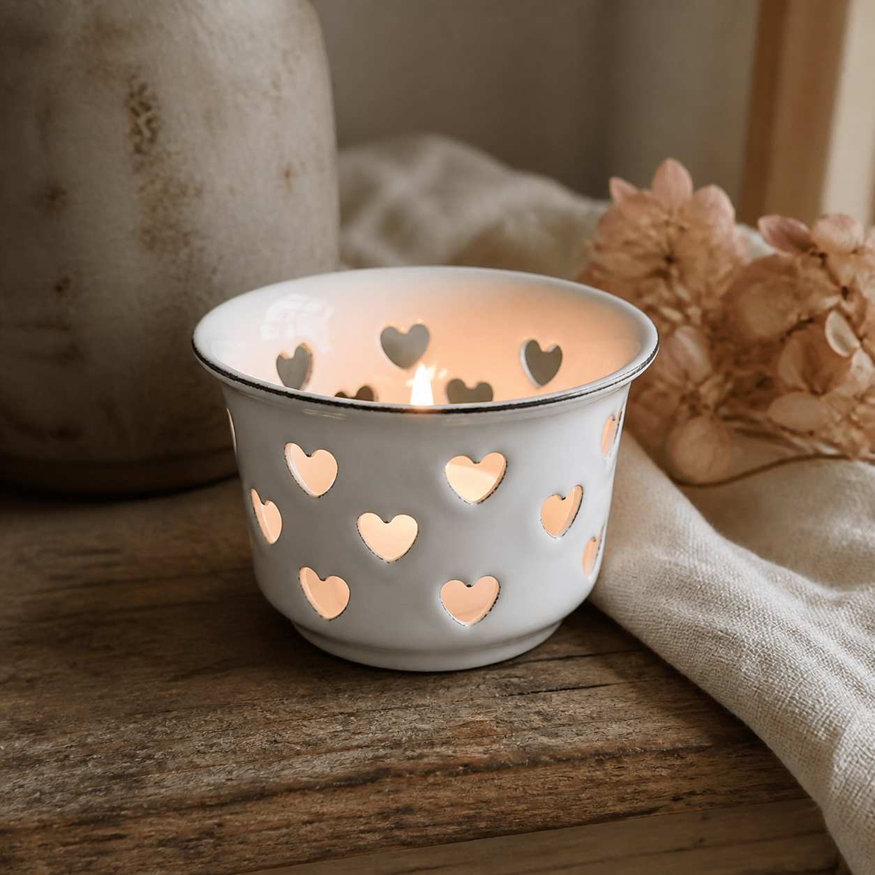 Teelichthalter Candle Kiss Weiß im warmen Landhaus-Ambiente