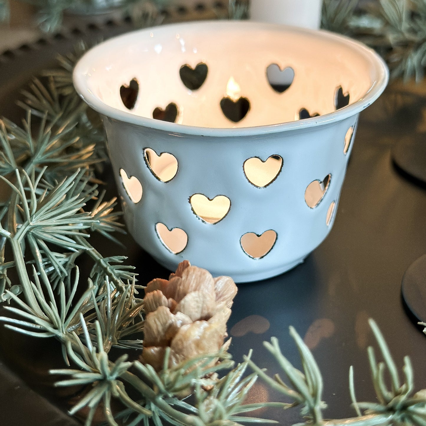 Detailansicht Teelichthalter Candle Kiss Weiß mit leuchtenden Herzen