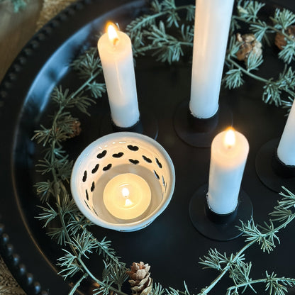 Teelichthalter Candle Kiss Weiß in winterlicher Tischdekoration