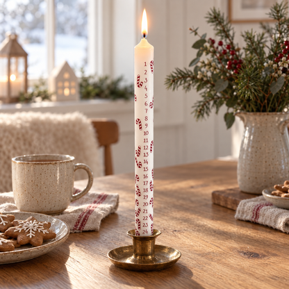 Adventskerze Candy Canes auf einem gemütlich gedeckten Adventstisch