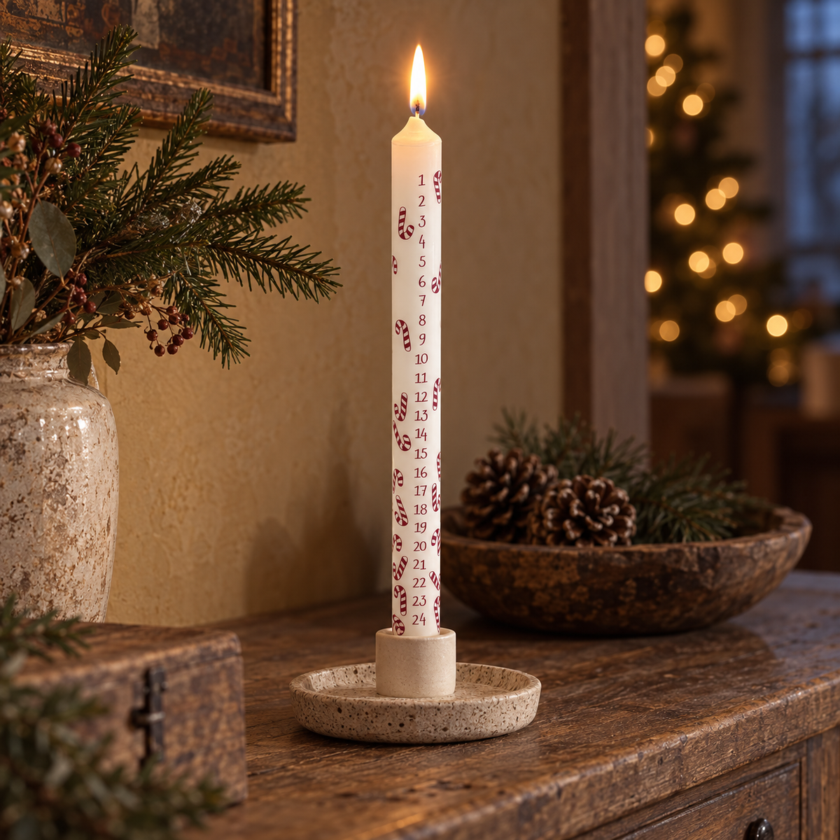 Adventskerze Candy Canes in einer gemütlichen weihnachtlichen Abenddekoration