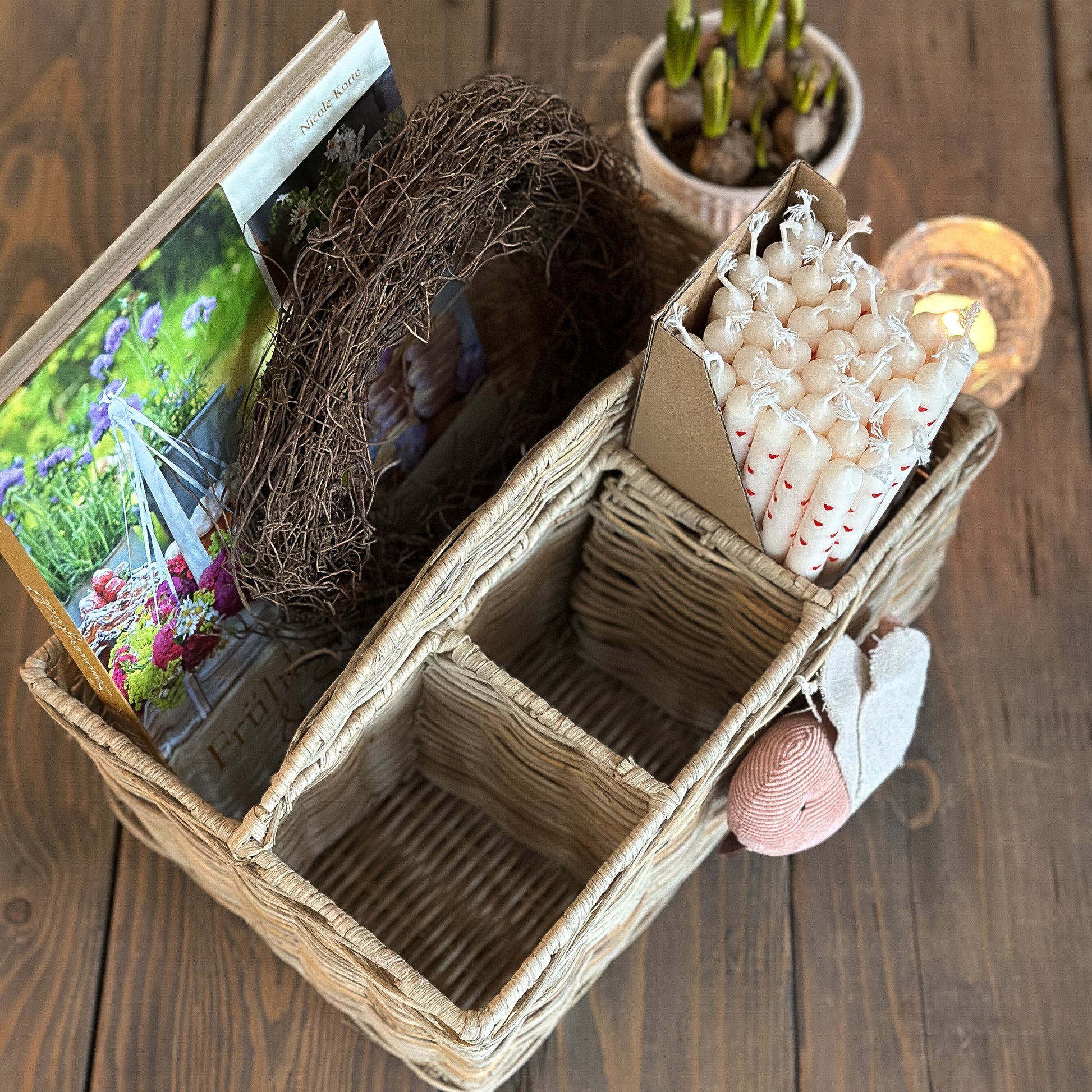 Korb geflochten mit 4 Fächern Rattan natur H19/L29/B20