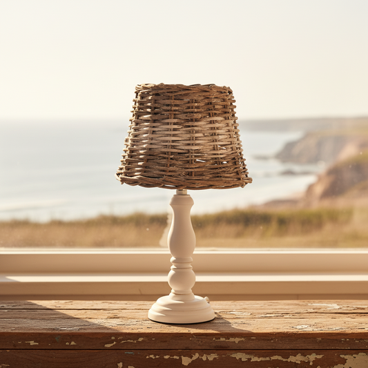 Clayre & Eef Tischlampe „Cape Cod“ aus Holz und Rattan in Weiß, elegante Leuchte für gemütliche Räume