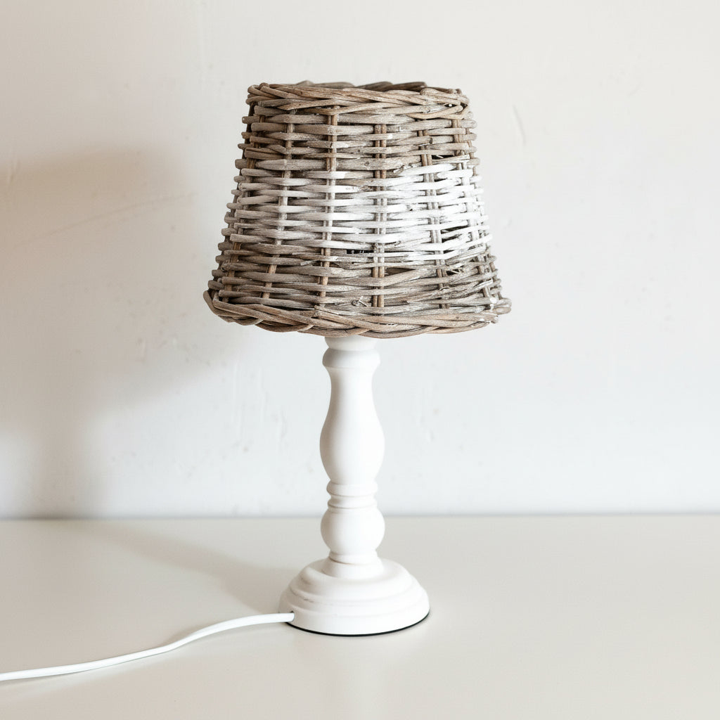 Clayre & Eef Tischlampe „Cape Cod“ aus Holz und Rattan, weiße Leuchte im natürlichen, stilvollen Design.