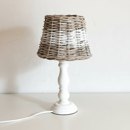 Clayre & Eef Tischlampe „Cape Cod“ aus Holz und Rattan, weiße Leuchte im natürlichen, stilvollen Design.