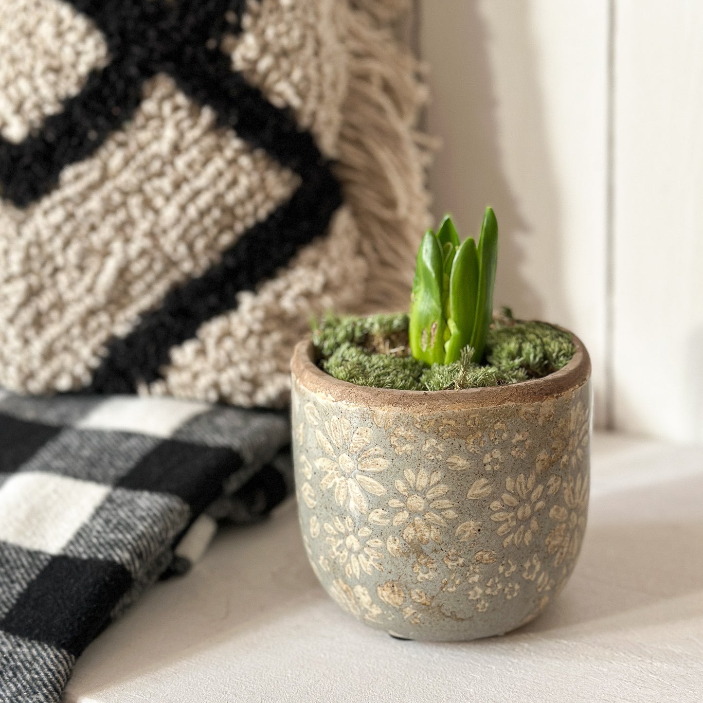 Grey ceramic floral planter pot by Clayre & Eef, 10cm, featuring a decorative floral design.
