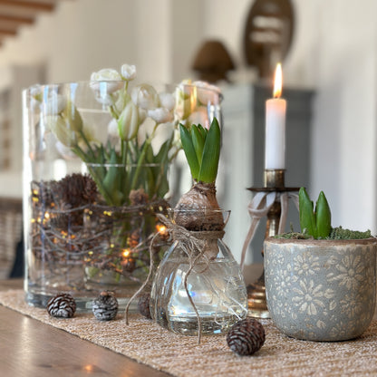 Keramik Pflanztopf "Floral" in Grau, 10cm, von Clayre & Eef mit einem eleganten Blumenmuster für Pflanzen.