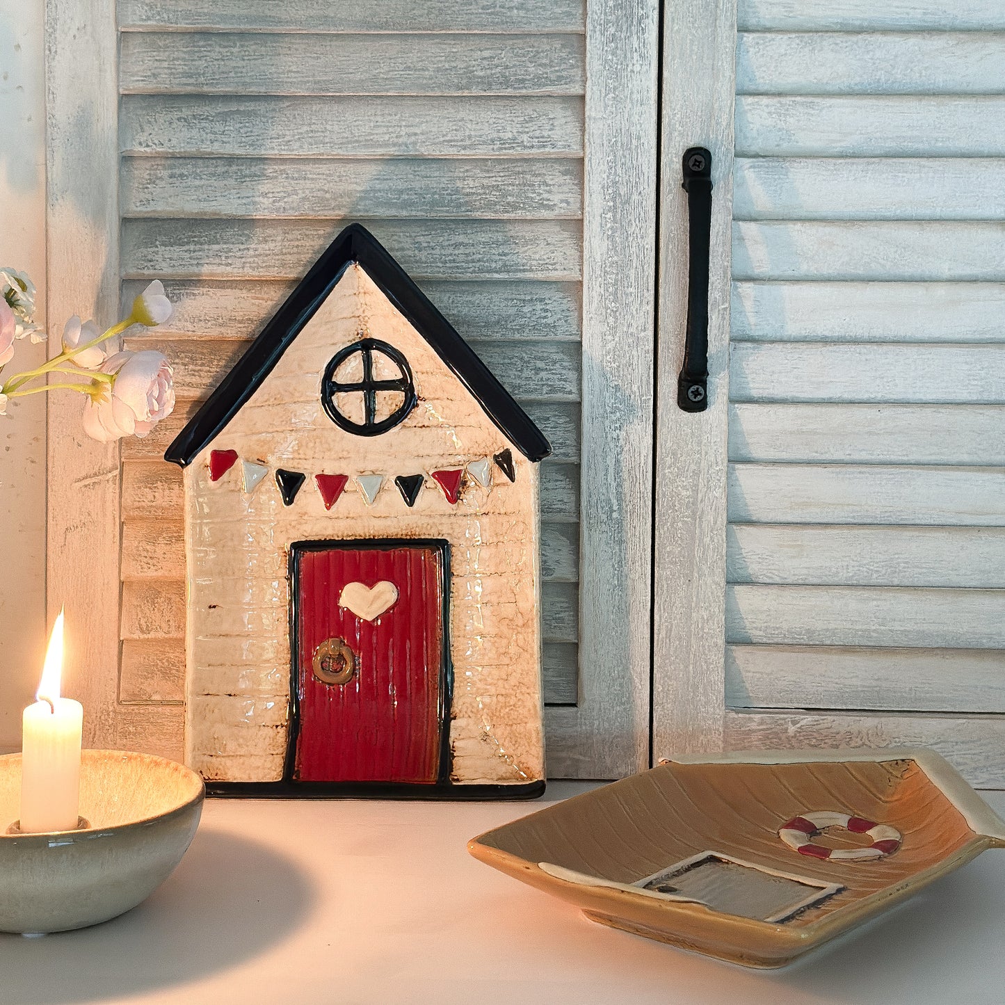 Dekorative Keramik-Schale "Beach Cottage" von Clayre & Eef in beige, maritimes Design, perfekt für Dekorationen im maritimen Stil.