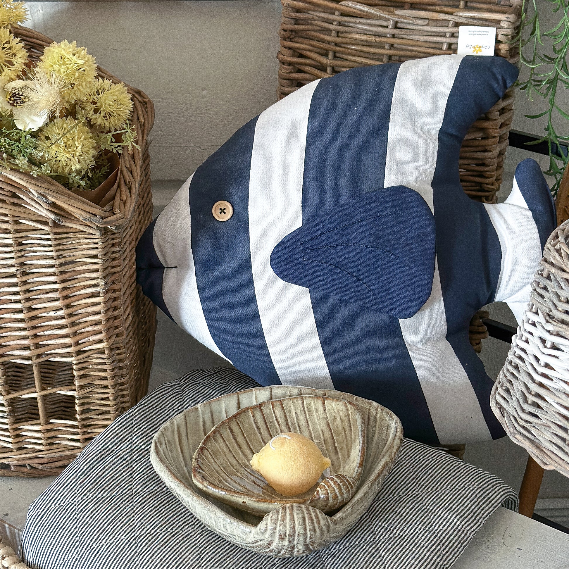 Deko-Kissen "Nemo" Fisch in Blau und Weiß, 45cm, von Clayre & Eef, weiche Textilien für gemütliche Dekoration.