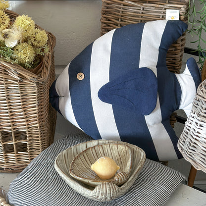 Deko-Kissen "Nemo" Fisch in Blau und Weiß, 45cm, von Clayre & Eef, weiche Textilien für gemütliche Dekoration.