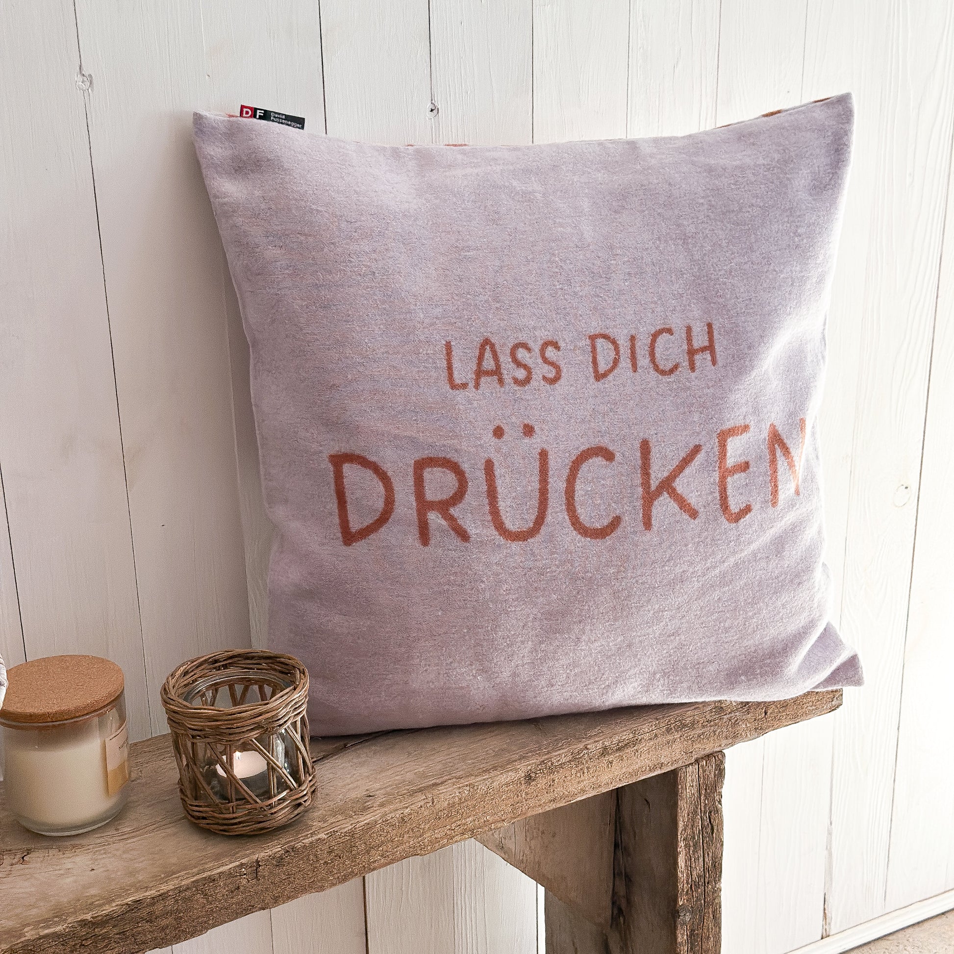 David Fussenegger Kissen "Lass dich drücken“ Hell Viola 50x50cm - Wohnen auf dem Land
