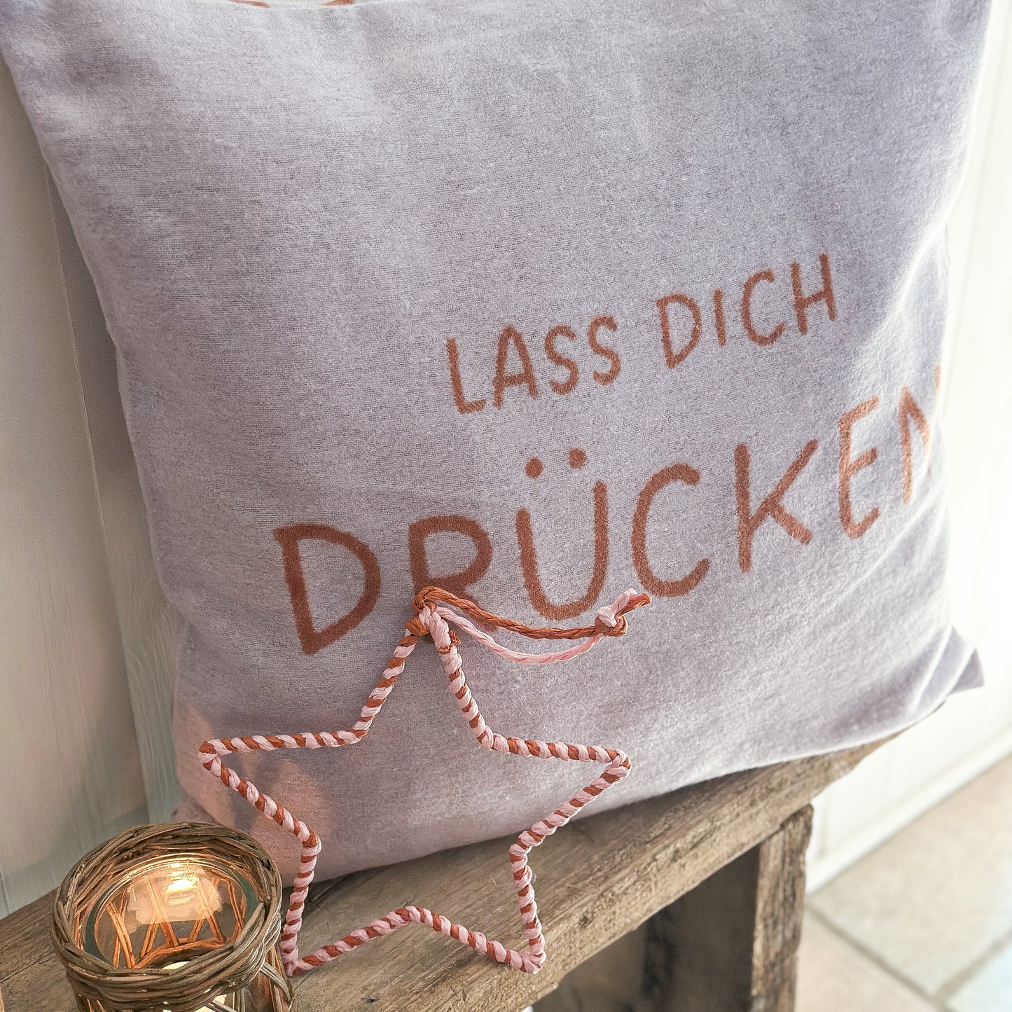 David Fussenegger Kissen "Lass dich drücken“ Hell Viola 50x50cm - Wohnen auf dem Land