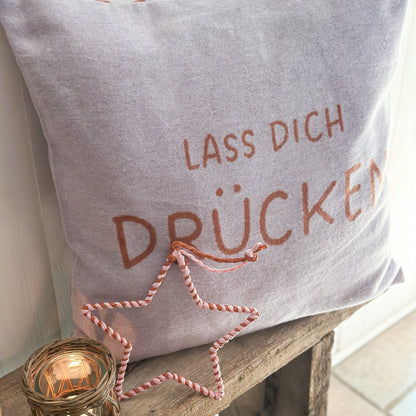 David Fussenegger Kissen "Lass dich drücken“ Hell Viola 50x50cm - Wohnen auf dem Land